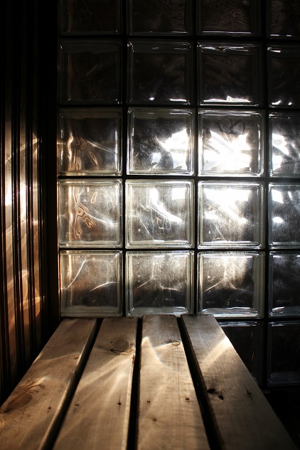 Ilta-aurinko valaisee saunan upeasti.